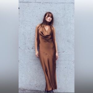 SATIN EFFECT DRESS WITH BOW
CARAMEL 0/8999/331/732/01